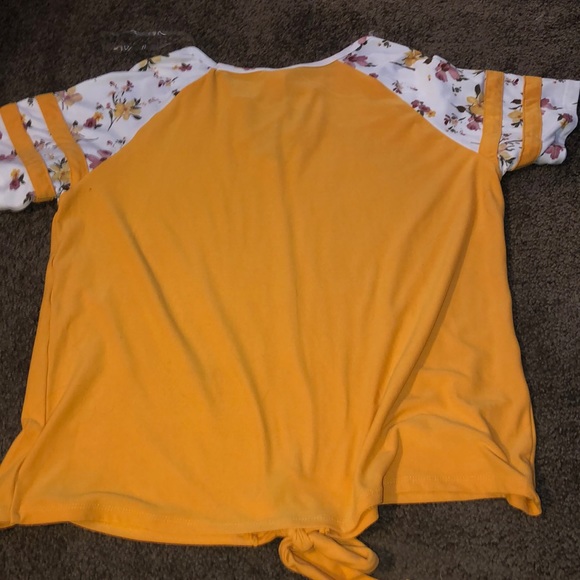 floral V-neck and loop tie shirt - Picture 4 of 4